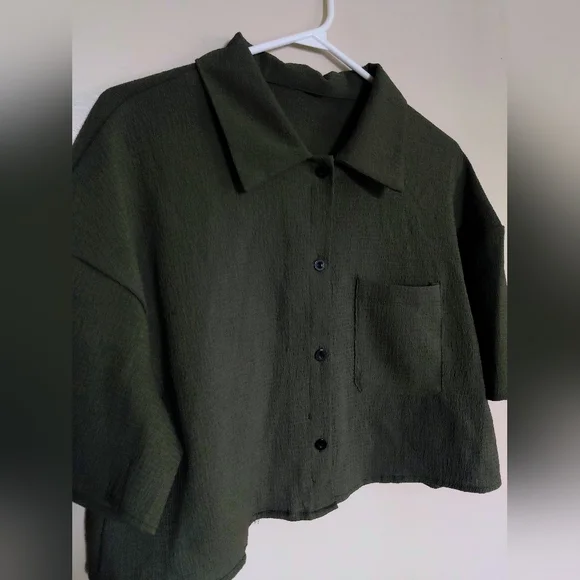 Button-Down Cropped Top - Picture 3 of 3